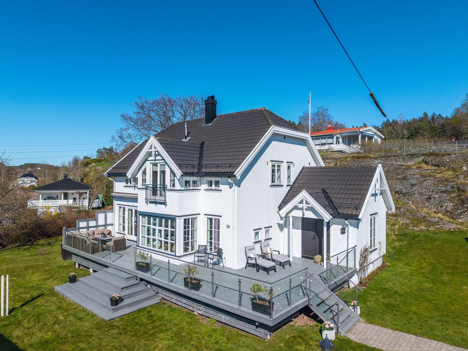 Eiendommen har en pent opparbeidet tomt med asfaltert gårdsplass. Galleribilde
