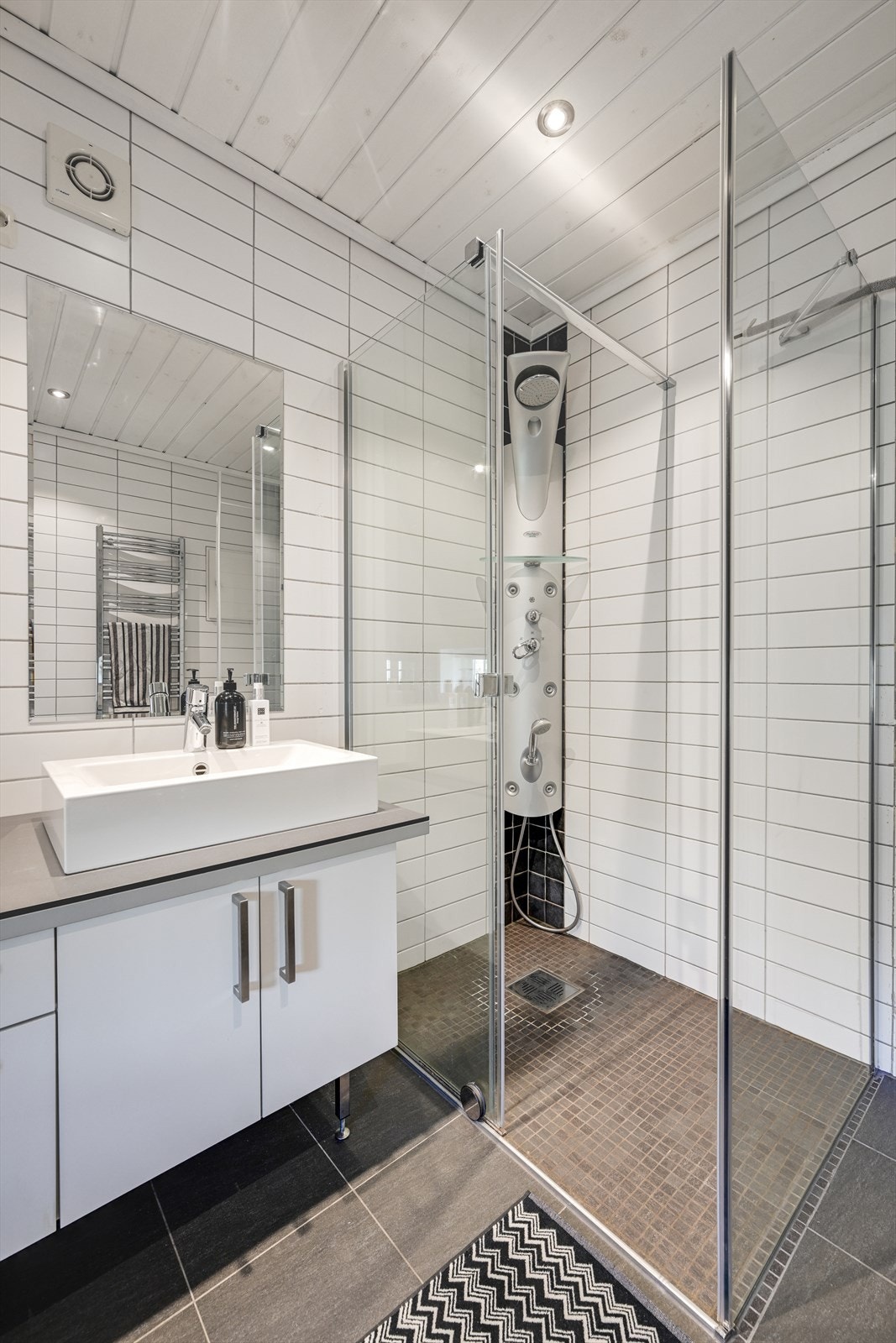 Dusjløsning med glassvegger og moderne dusjarmatur. Galleribilde