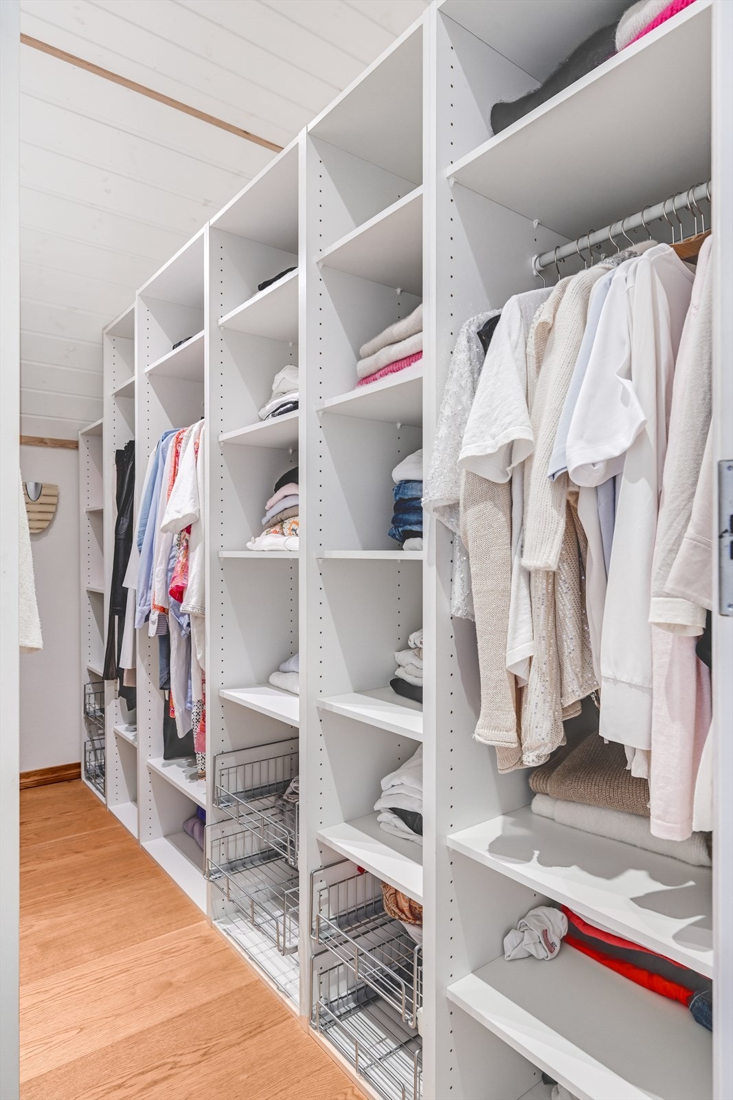 Praktisk walk-in closet/bod i andre etasje med god lagringsplass. Galleribilde