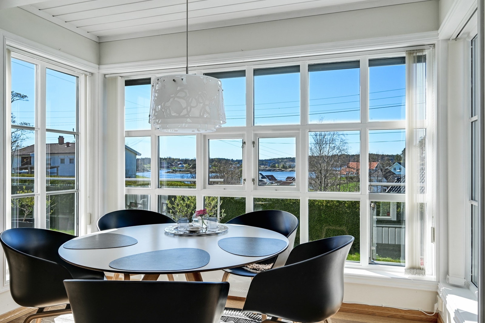 Spiseplassen ved karnappvinduet gir en fantastisk utsikt under måltidene. Galleribilde