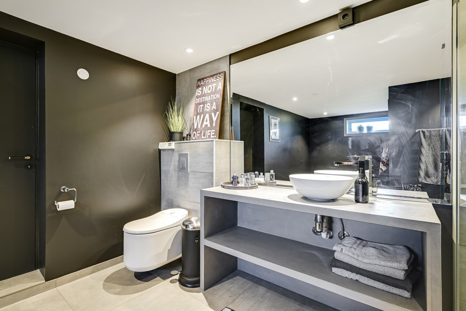 Badet er utstyrt med et veggmontert elektrisk spyletoalett.(Rommet er ikke godkjent til varig opphold) Galleribilde