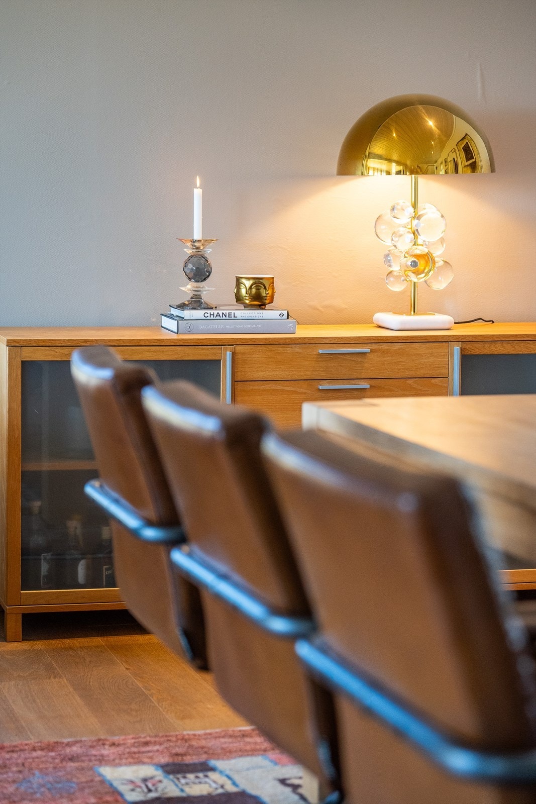 Gjennomtenkte detaljer og materialvalg preger boligen. Galleribilde