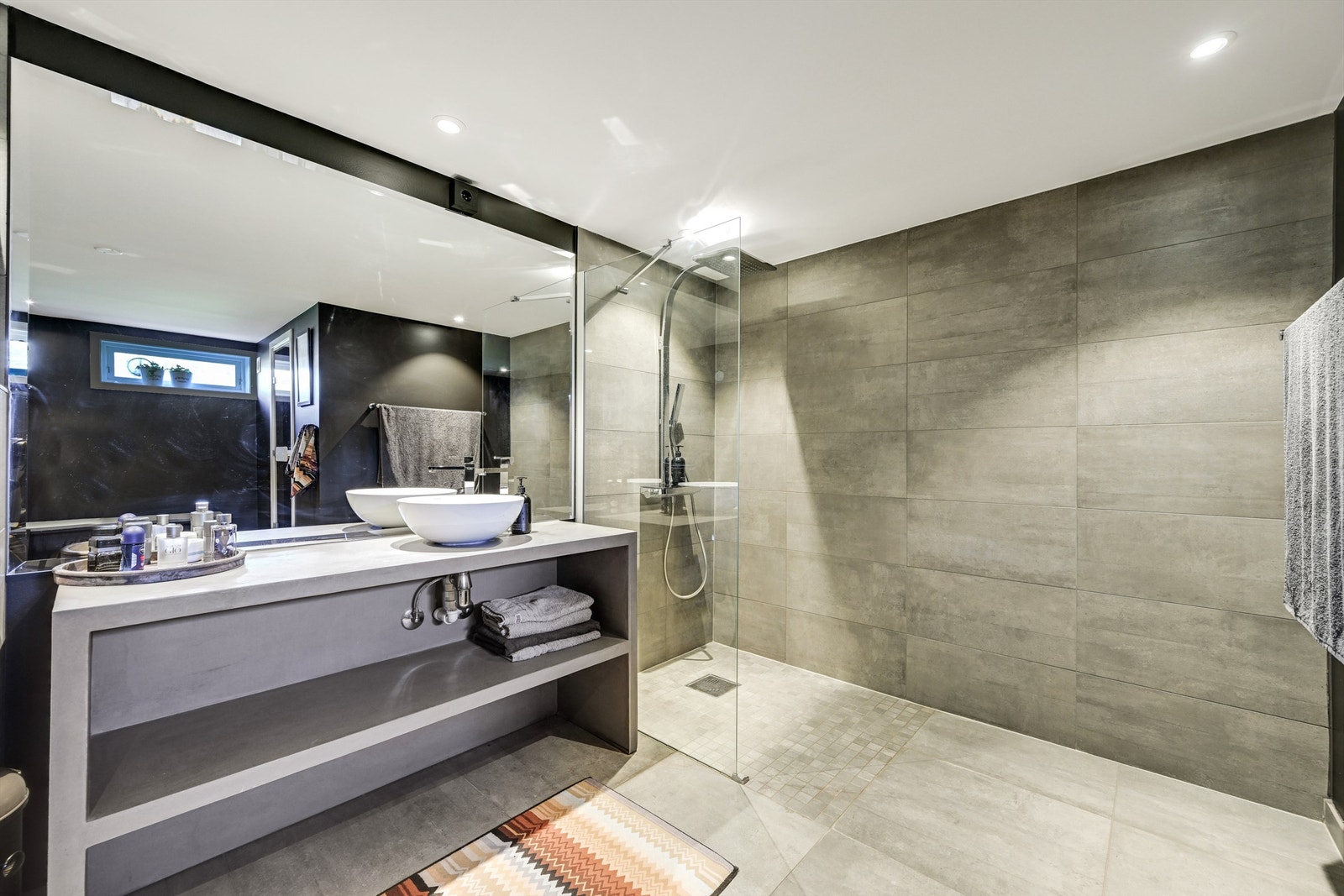 Badet i kjelleren ble bygget i 2020 og har flislagt gulv med varmekabler, dusjnisje og plassbygget innredning.(Rommet er ikke godkjent til varig opphold) Galleribilde