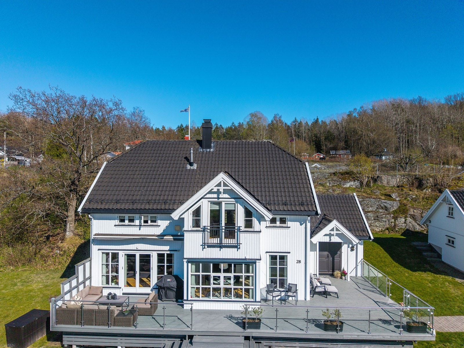 Den store, vestvendte terrassen på 60 m² har rikelig med plass for flere sittegrupper og byr på gode solforhold. Galleribilde