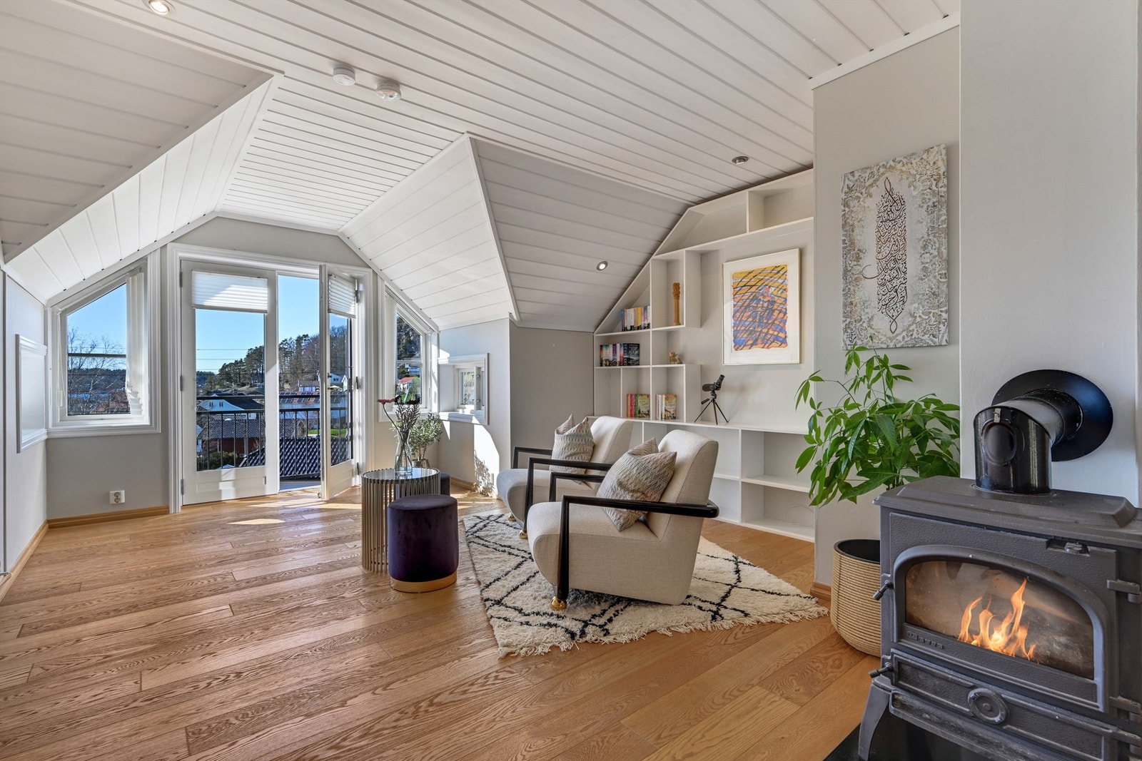 Loftstuen er et allsidig rom med vedovn og plassbygde hyller. Galleribilde