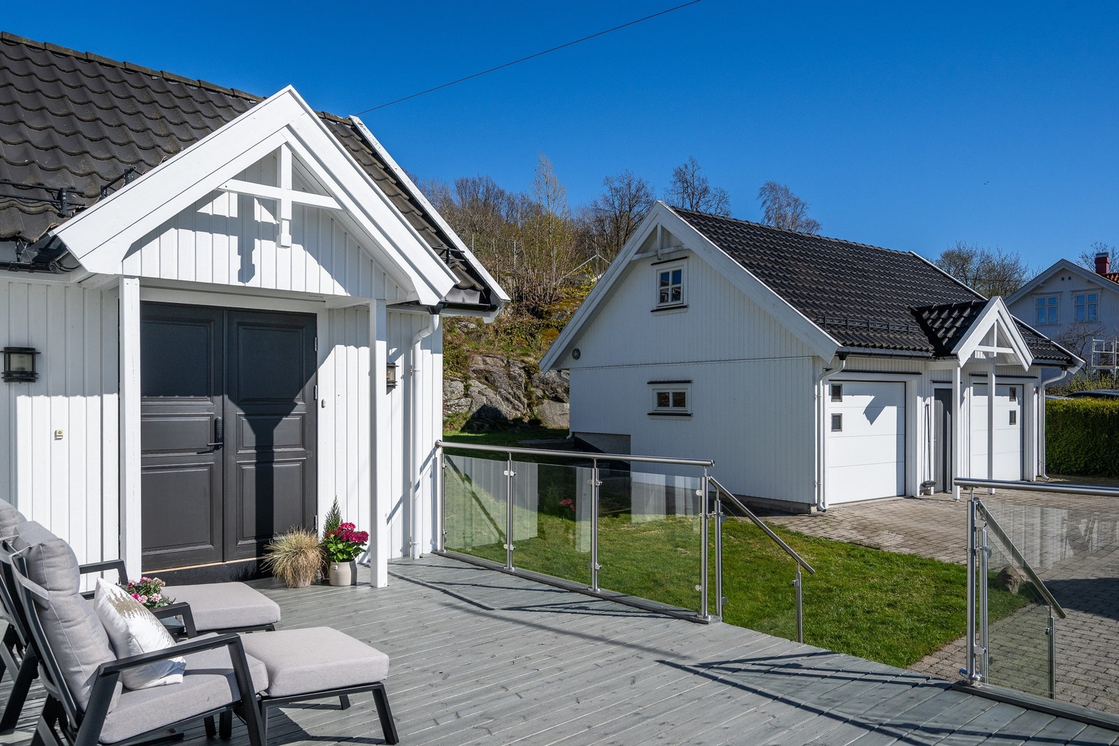 Dobbelgarasje på 49 m² oppført i 2017, med elbillader og et påbegynt innredet loftsrom. Galleribilde