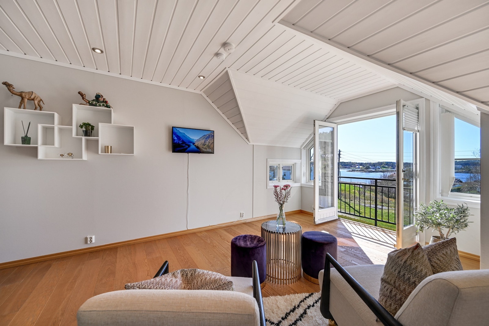 Fra loftstuen er det utgang til en balkong med flott utsikt over Vrengensundet. Galleribilde