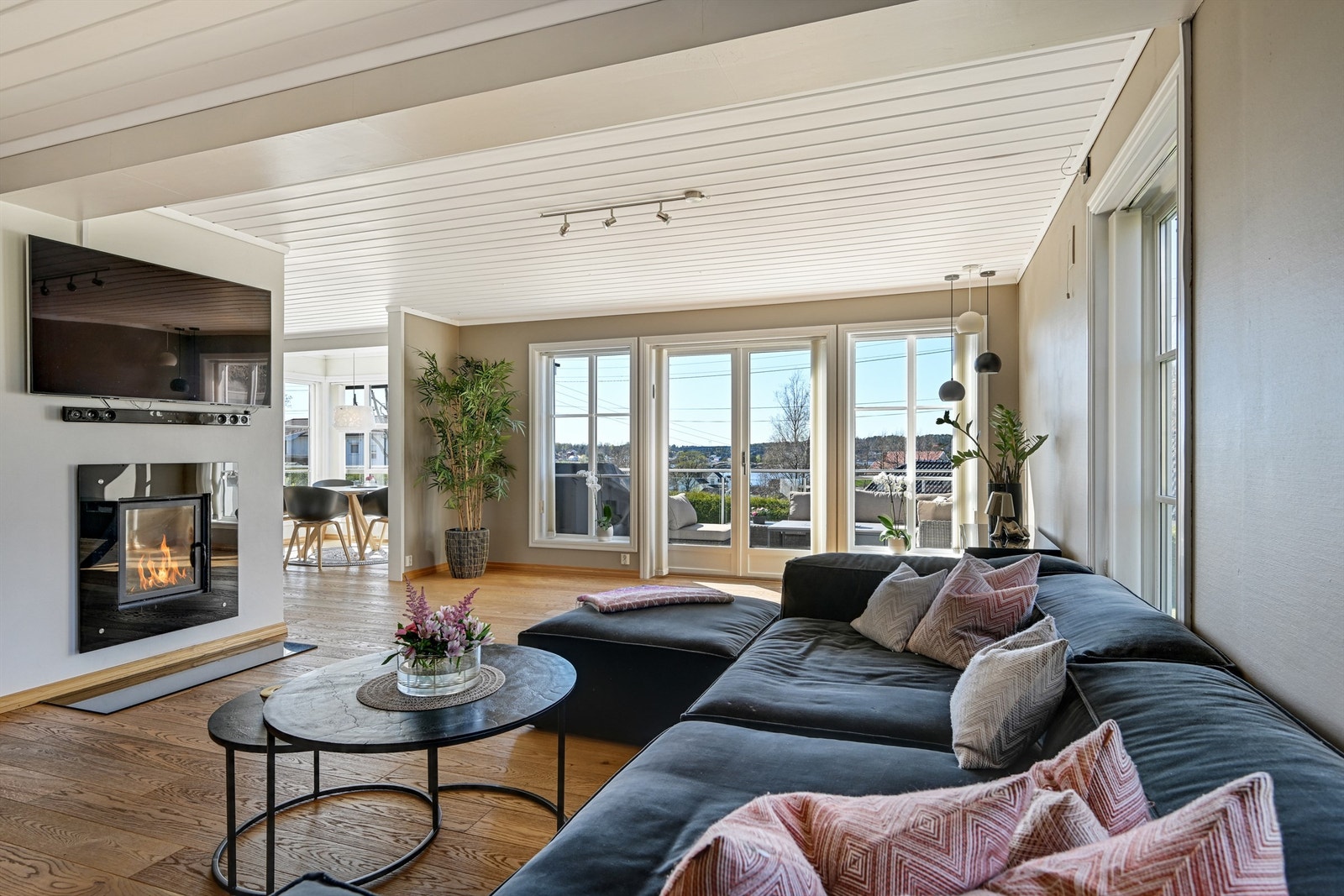 I stuen er det en peis med innsats, som gir både varme og hygge. Galleribilde
