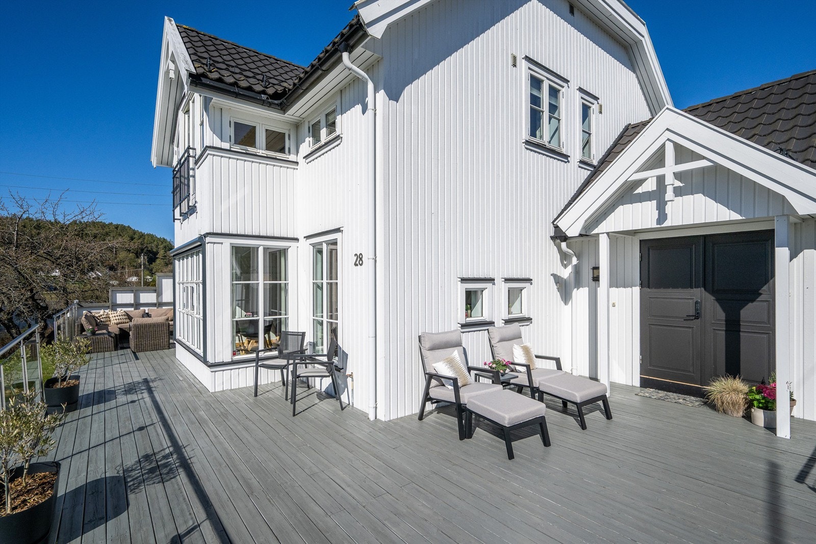 En del av terrassen fungerer også som adkomst til boligens hovedinngang. Galleribilde