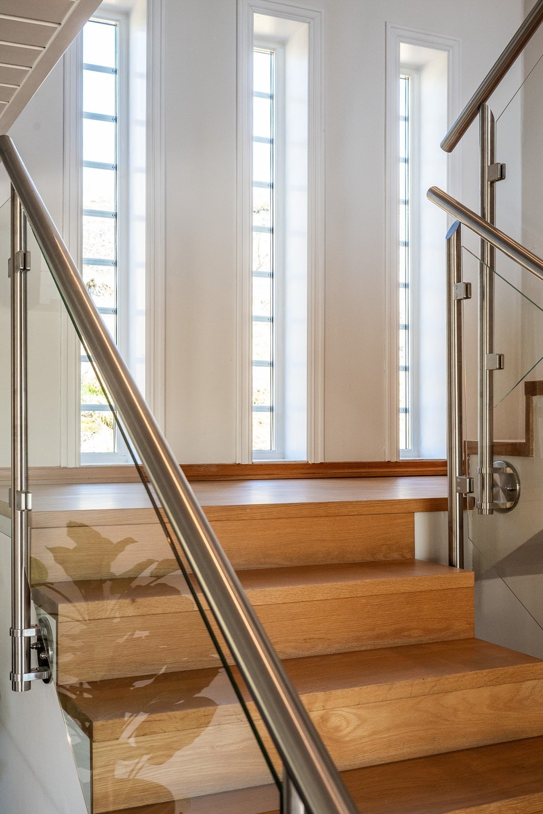 Detaljer fra trappen med rekkverk i stål og glass. Galleribilde