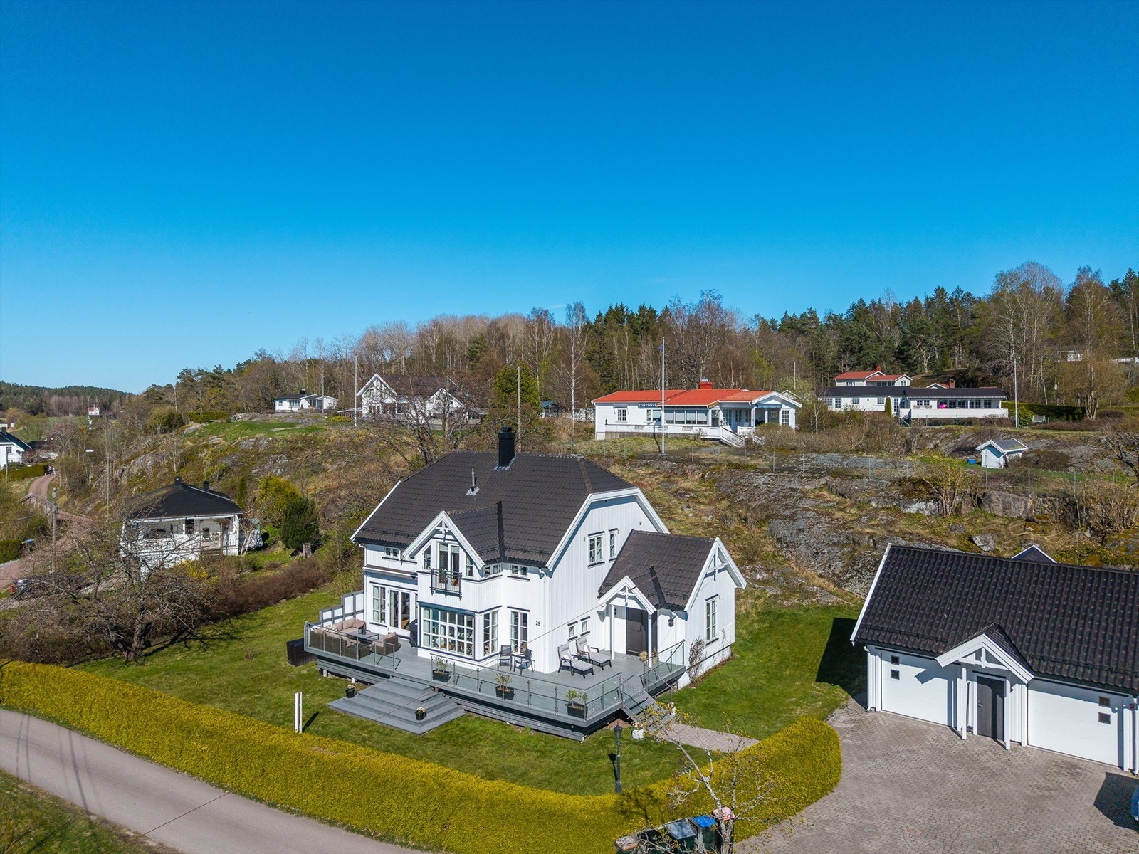 Boligen ble gjenoppbygget over grunnmuren i 2004-2005 og har stående bordkledning. Galleribilde