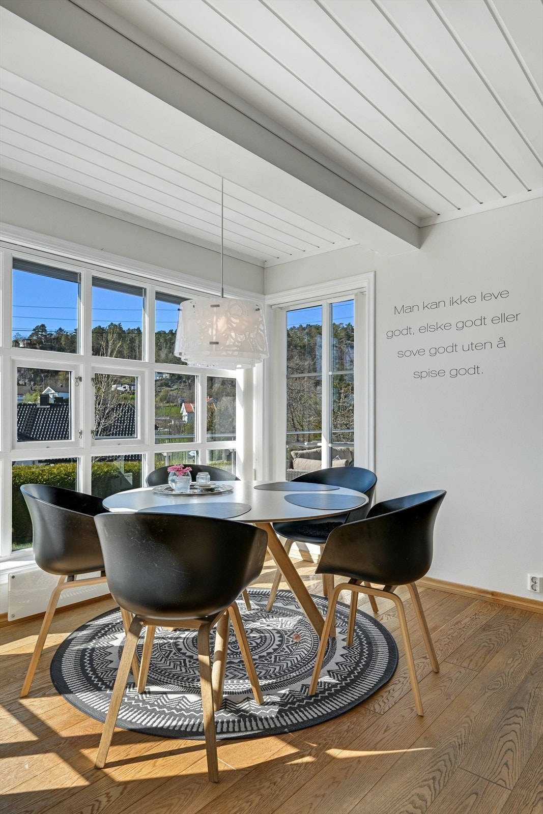En lys og trivelig krok for frokost eller en kaffekopp. Galleribilde