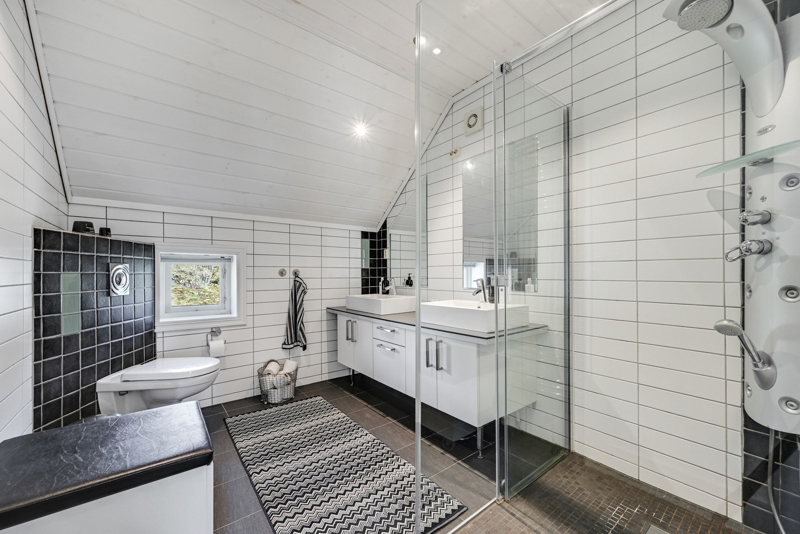 Badet i andre etasje er innredet med doble servanter, vegghengt toalett og dusjløsning. Det er elektriske varmekabler i gulvet. Galleribilde