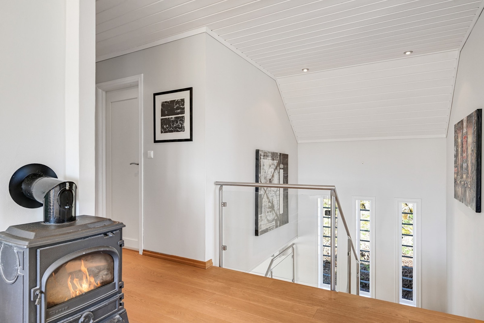 Loftstuen har vedovn tilkoblet mur-/lecapipen, boligens tredje ildsted. Galleribilde