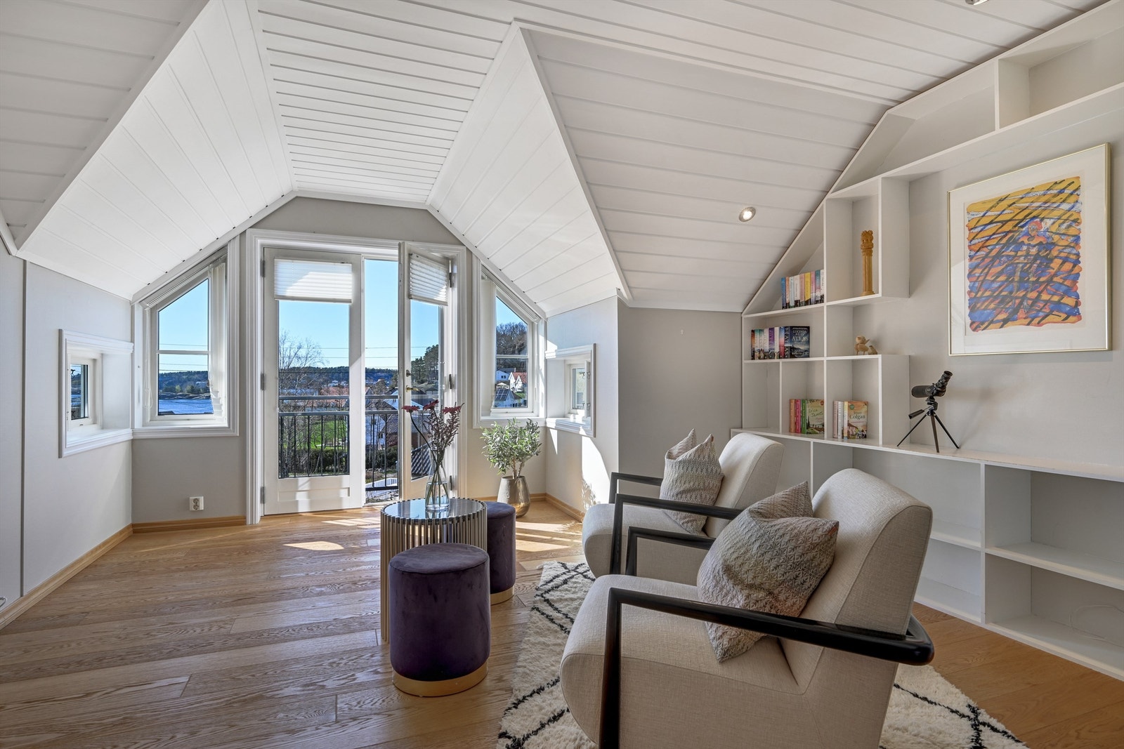 De plassbygde hyllene gir rikelig med oppbevaringsplass for bøker og pyntegjenstander. Galleribilde
