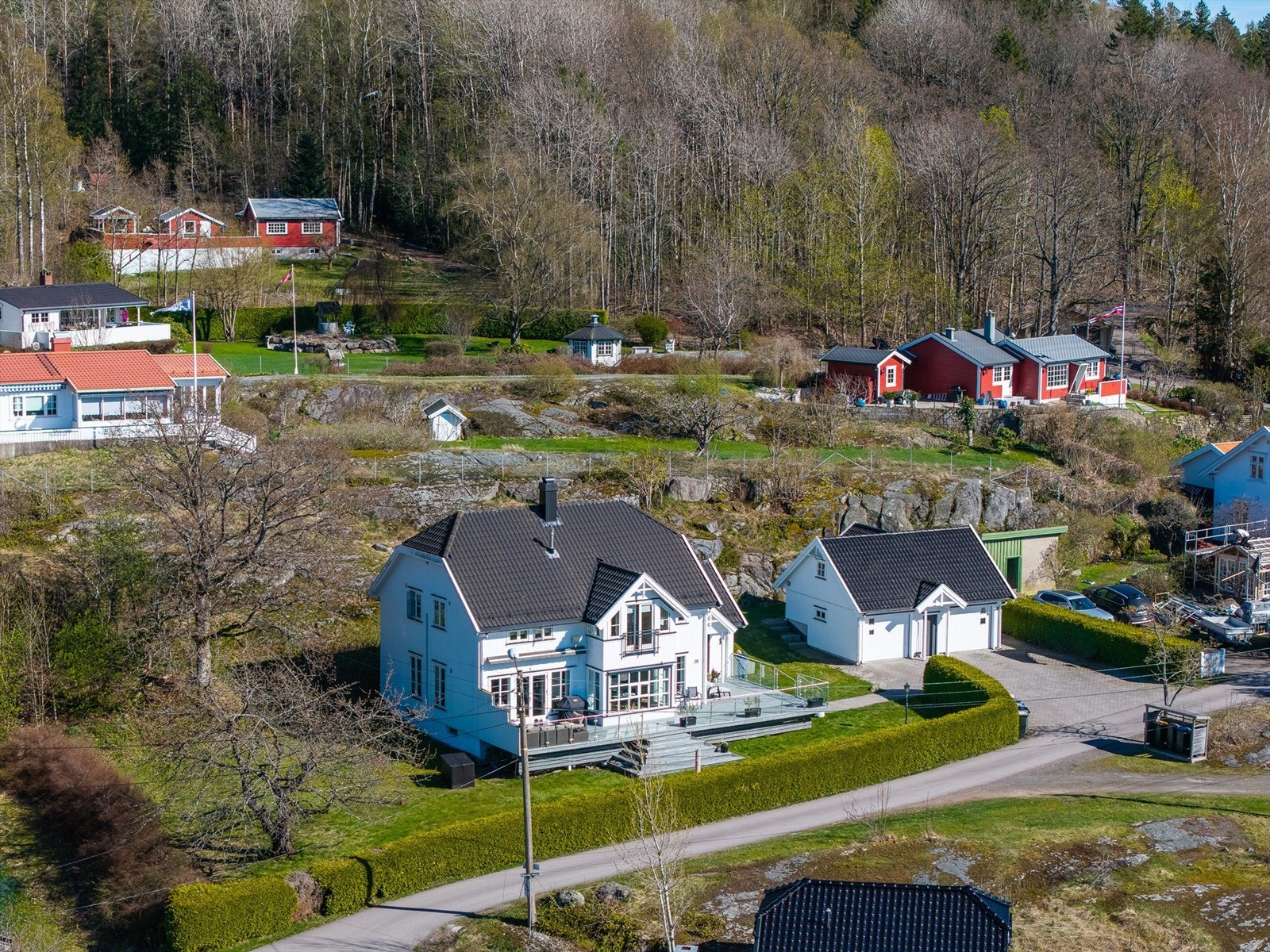 En innholdsrik enebolig, gjenoppbygget og utvidet i 2005, med en flott beliggenhet og utsikt mot Vrengensundet. Galleribilde