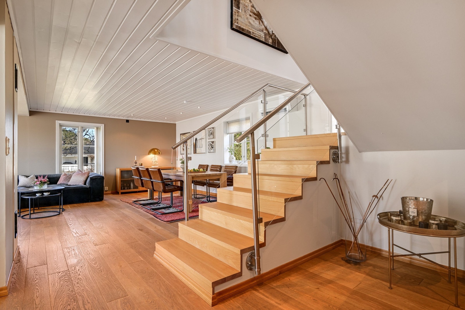 Den plassbygde tretrappen med glassrekkverk er et elegant element som binder første og andre etasje sammen. Galleribilde