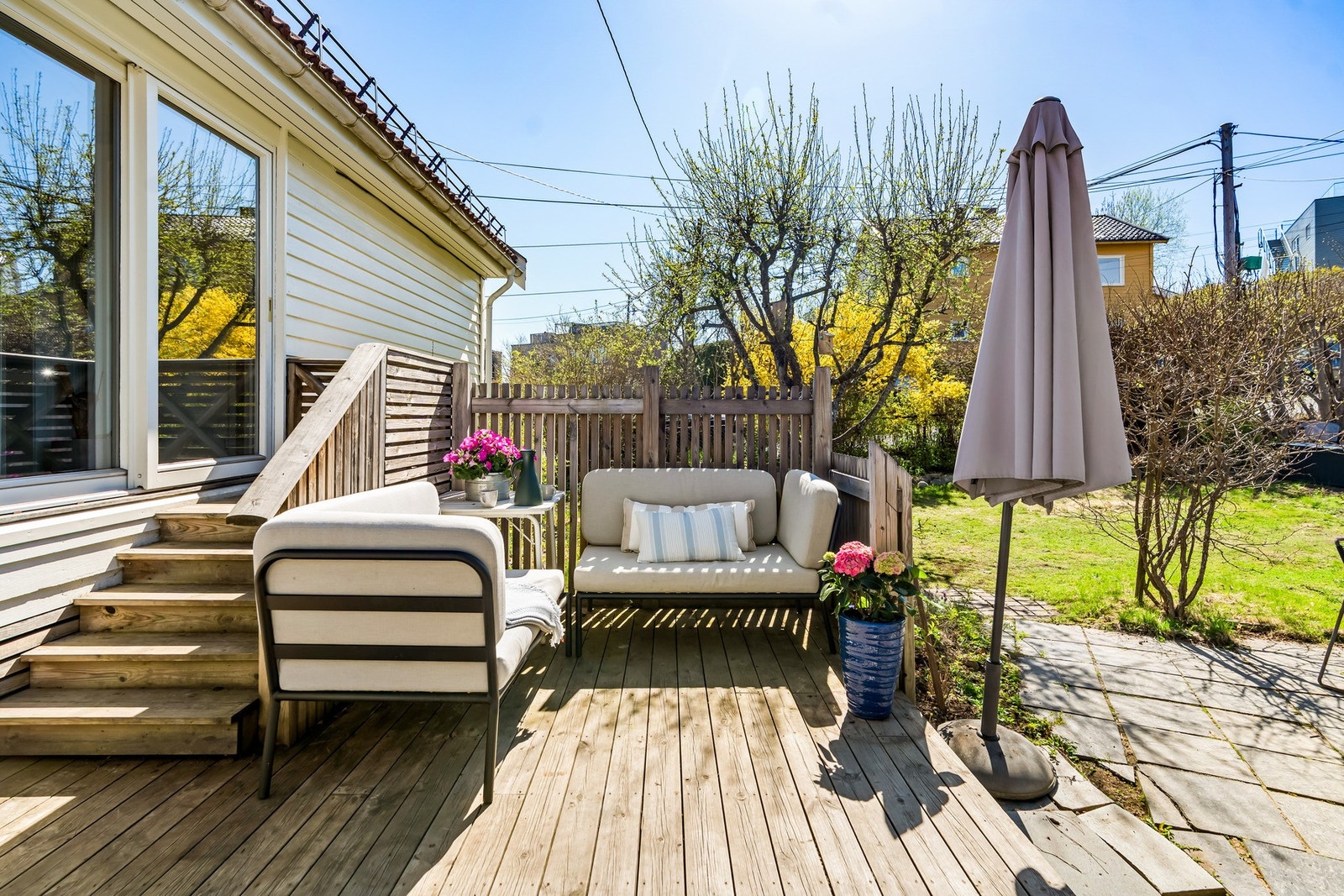 En barnevennlig hage - inngjerdet på syd og vestsiden. Det er utgang fra stue/spisestue til en flott markterrasse på 26,5 kvm med sol hele dagen. Galleribilde
