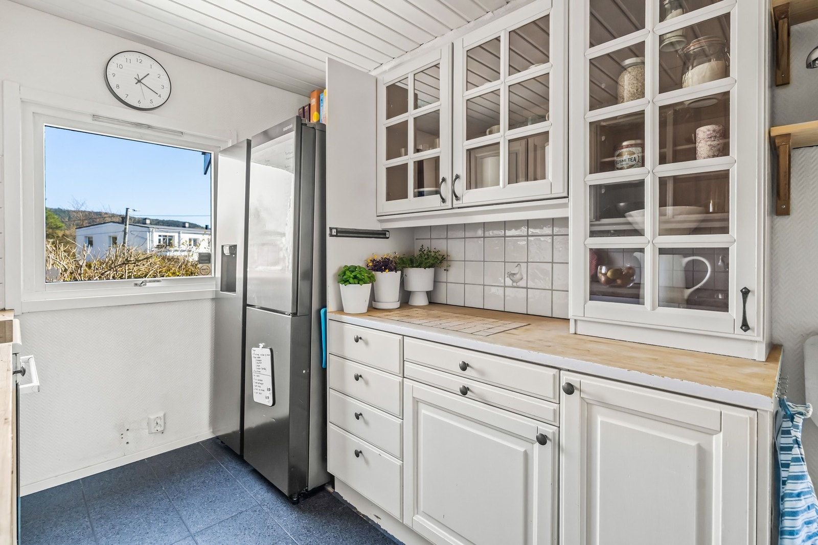 Det er kjøkkenventilator med avtrekk direkte ut fra kjøkkenet. Galleribilde
