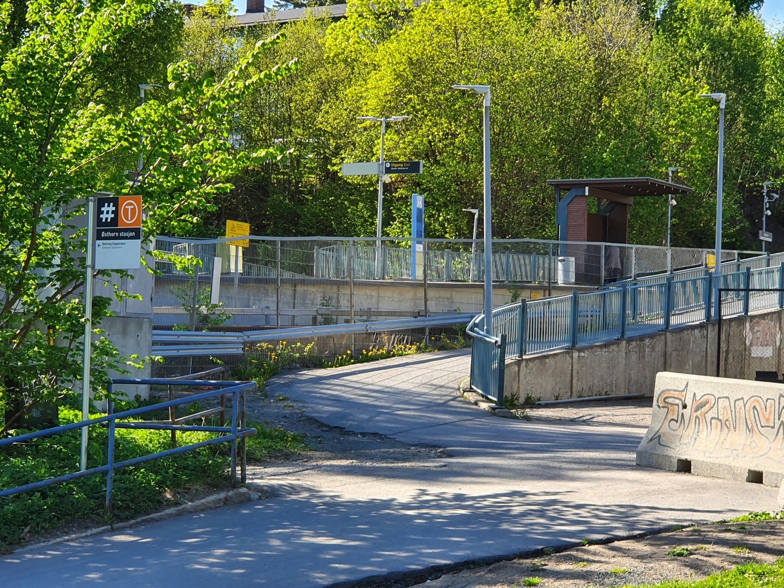 God offentlig kommunikasjon med buss. Busstopp i Maridalsveien (buss nr 54 - Kjelsås stasjon - Tjuvholmen) 2 minutts gange unna, samt bussholdeplass i Rolf Wickstrømsvei (buss 23+24 Lysaker/Fornebu - Simensbråten/Brynseng). T-bane linje 5 fra Tåsen stasjo Galleribilde