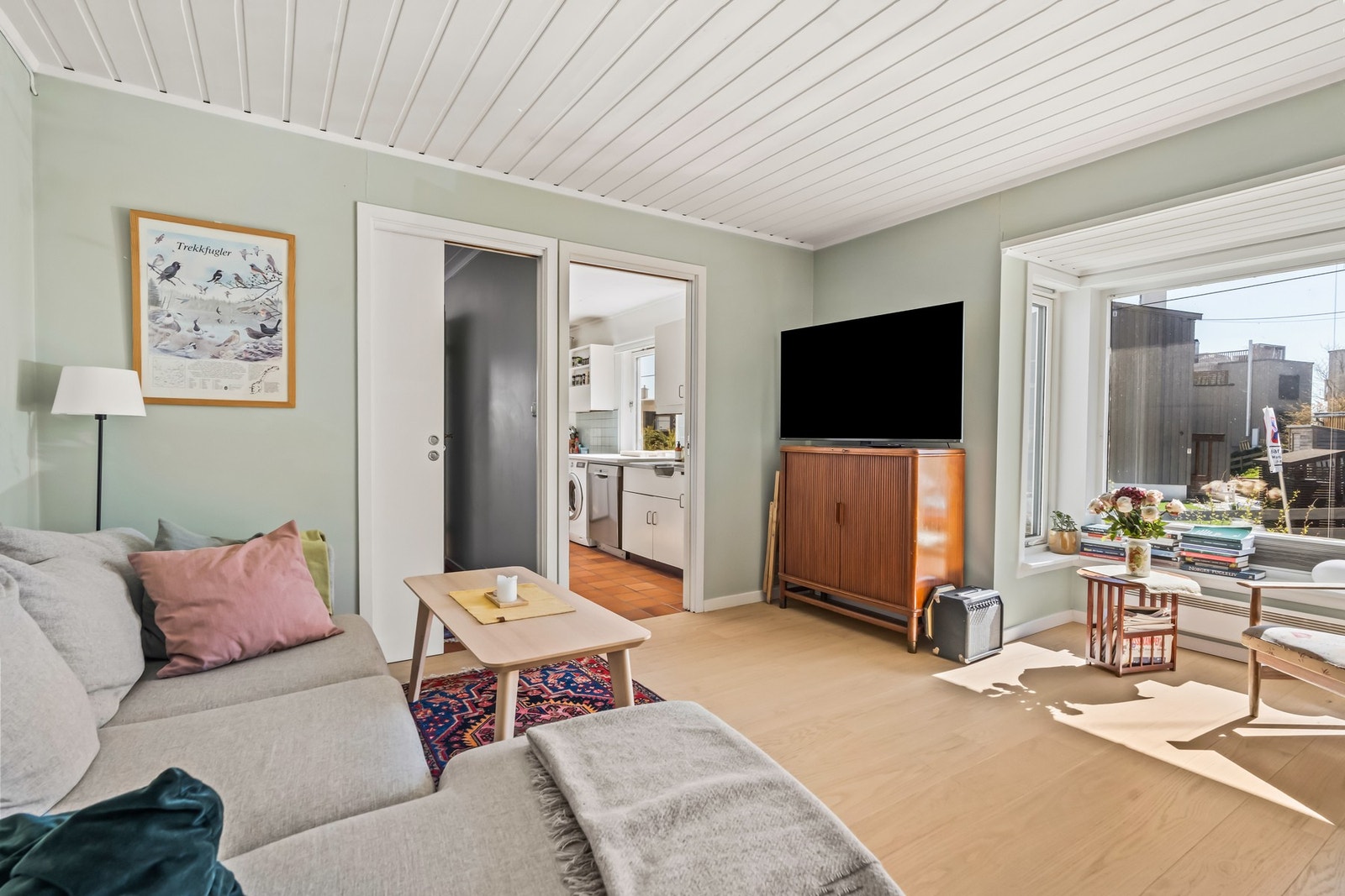 Stue med laminatgulv og slette vegger. Galleribilde