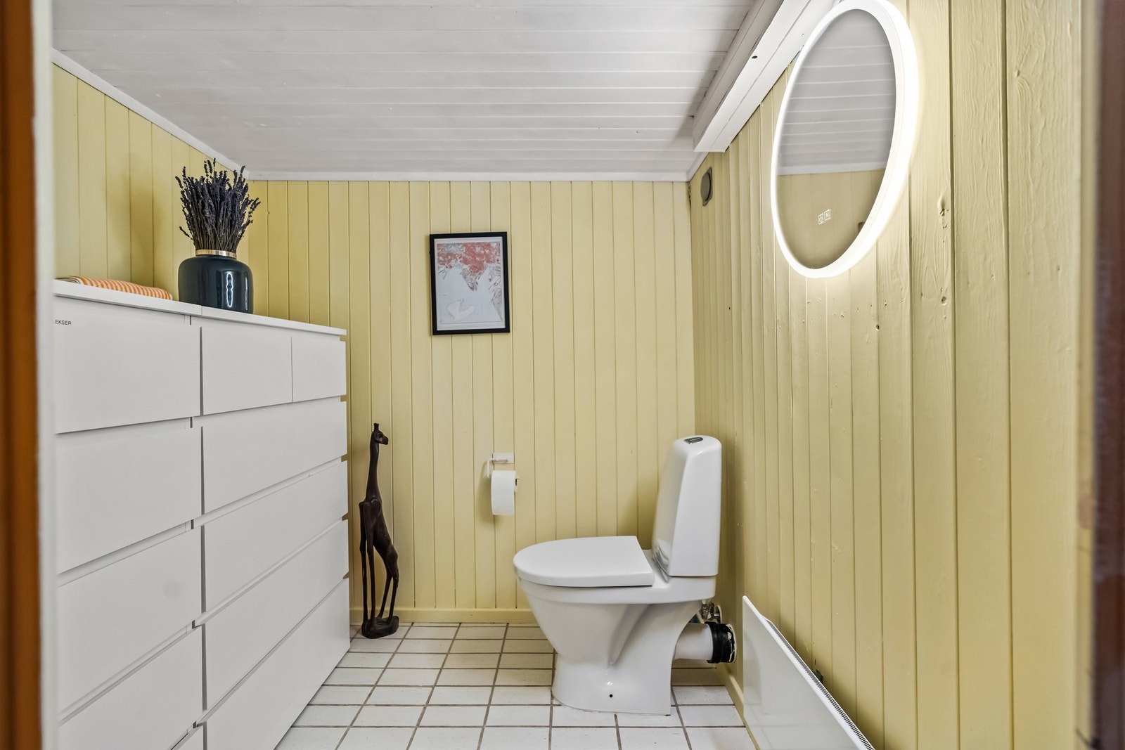 Det er nylig etablert et toalettrom med gulvmontert toalett. Galleribilde