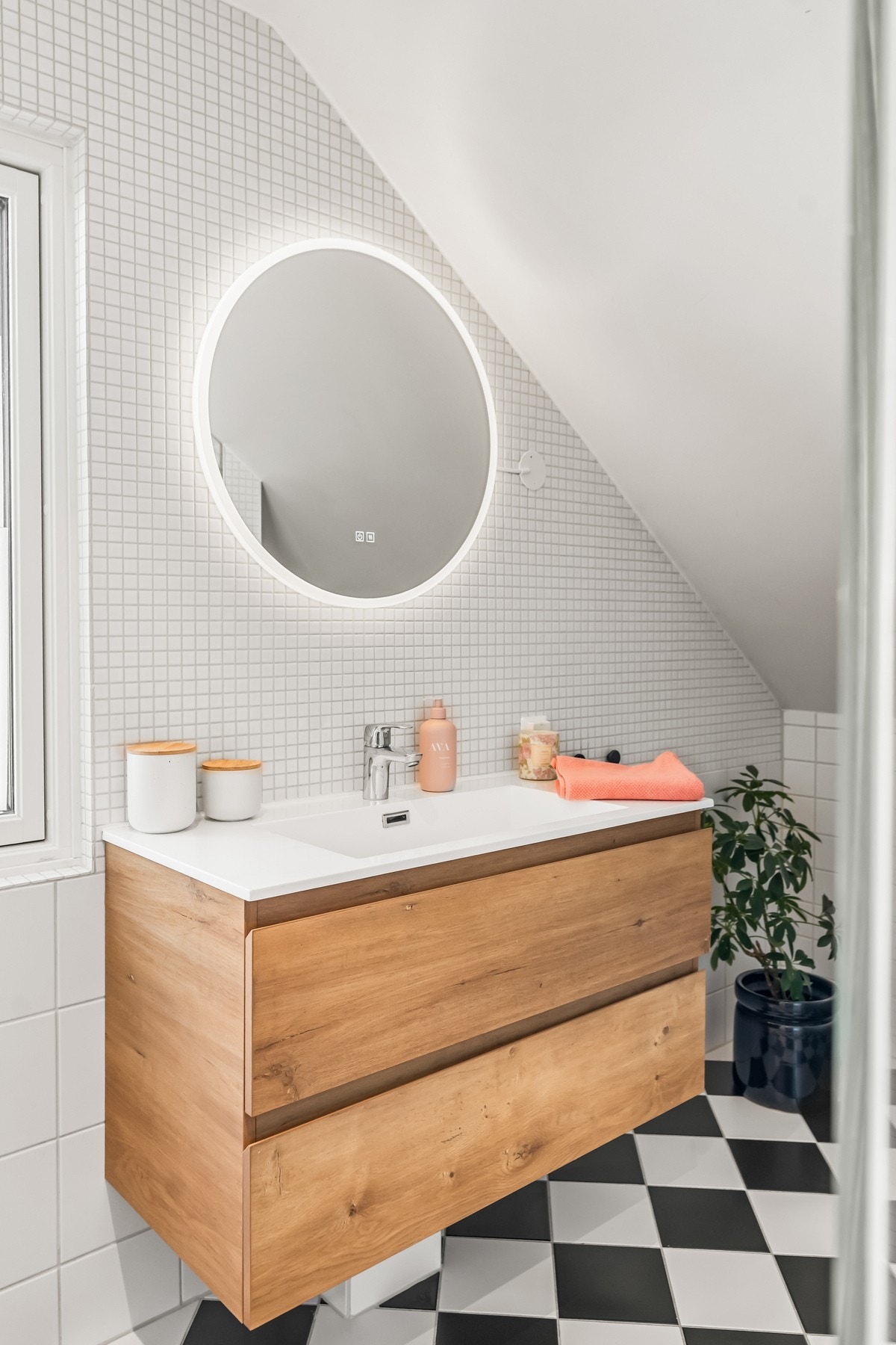 Badet har skuffeinnredning med nedfelt servant. Over servant er det speil med lys. Galleribilde