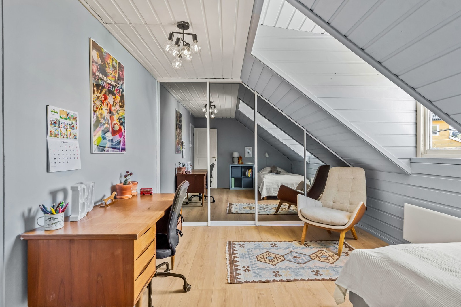 Soverom 2 er det største soverommet på 15,1 kvm målbart areal. En stor takark med vindu som gir godt naturlig lys mot vest. En romslig spesialtilpasset skyvedørsgarderobe med speilfronter ivaretar klesoppbevaringen! Her er det god plass til seng, skrivebo Galleribilde