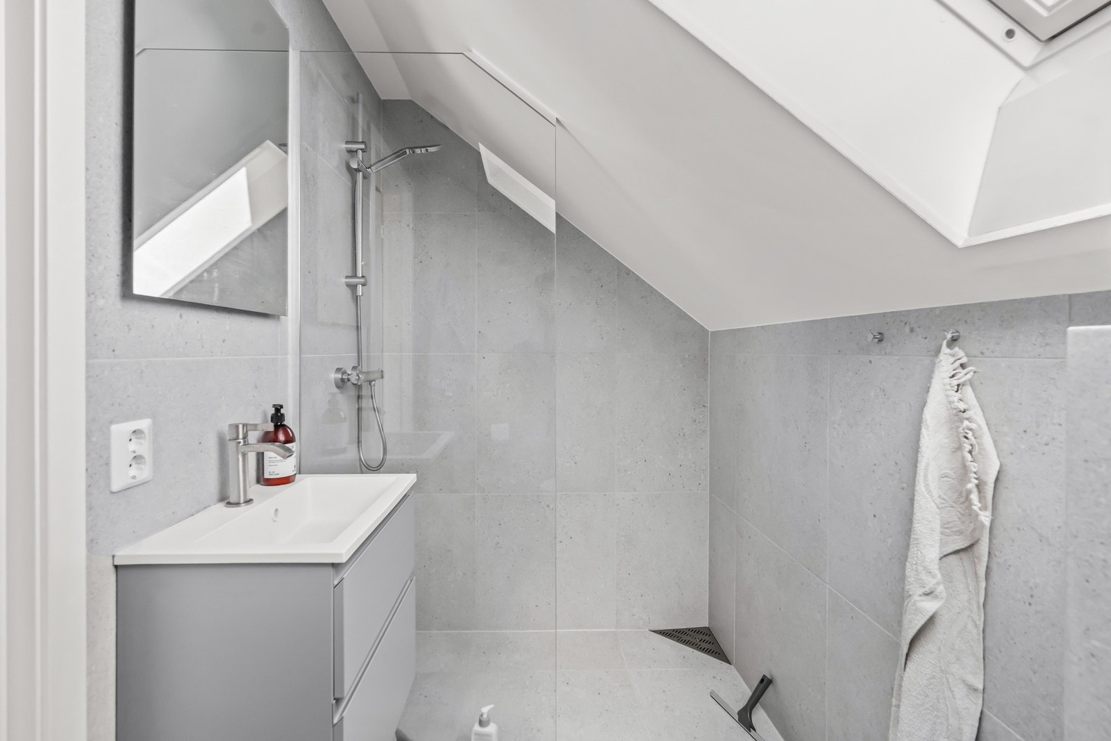Flott flislagt bad, renovert i april 2025 (full dokumentasjon). Badet fremstår som delikat med flislagte overfalter med varmekabler i gulv. Galleribilde