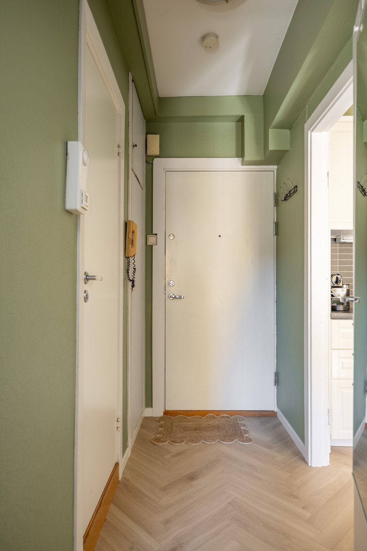 Romslig entré med plass til oppheng av yttertøy og oppbevaring av sko. Galleribilde