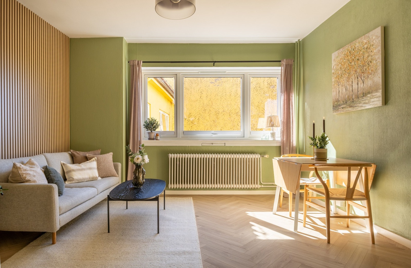 Leiligheten har store vindusflater (nye fra 2021) som slipper inn mye naturlig lys. Galleribilde