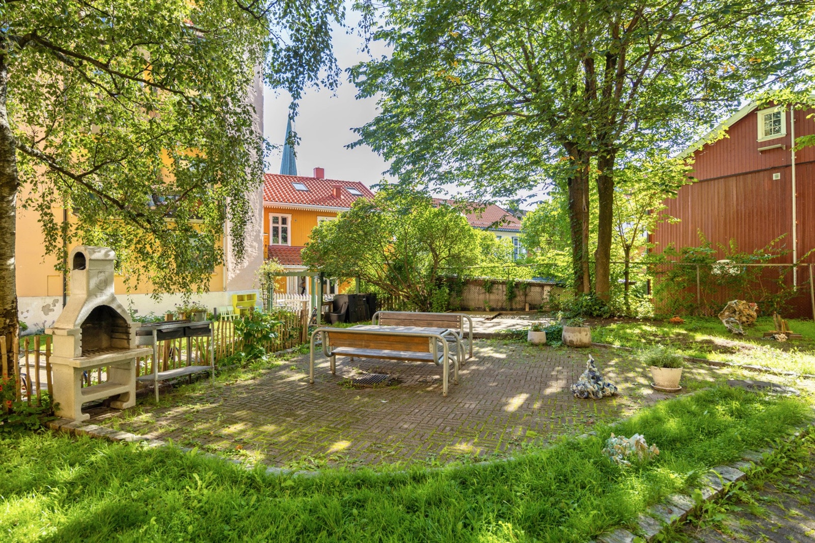 Idyllisk bakgård, sommerfoto tatt fra tidligere år. Galleribilde