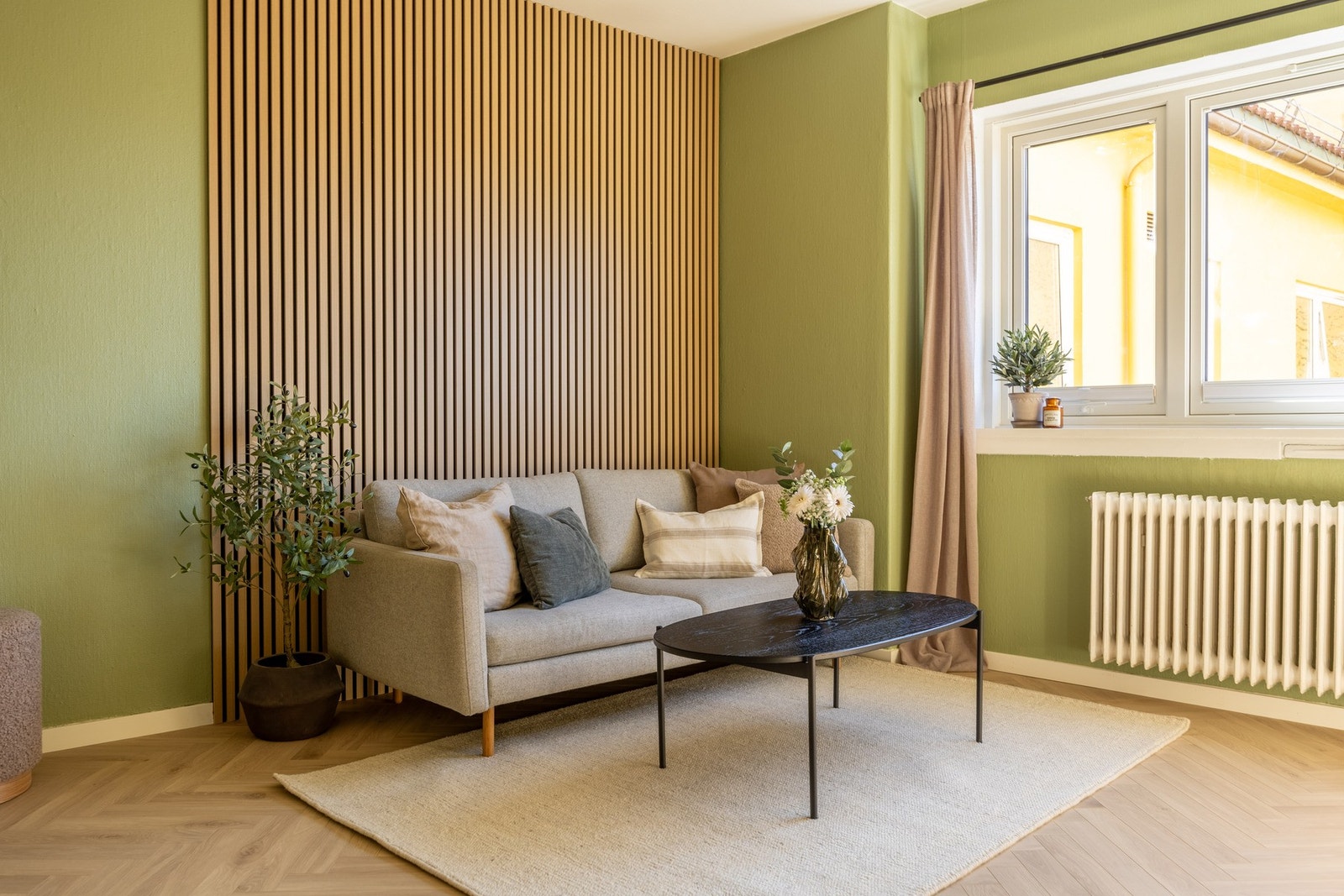 Stuen kan enkelt innredes med både sofa- og spiseseksjoner. Galleribilde