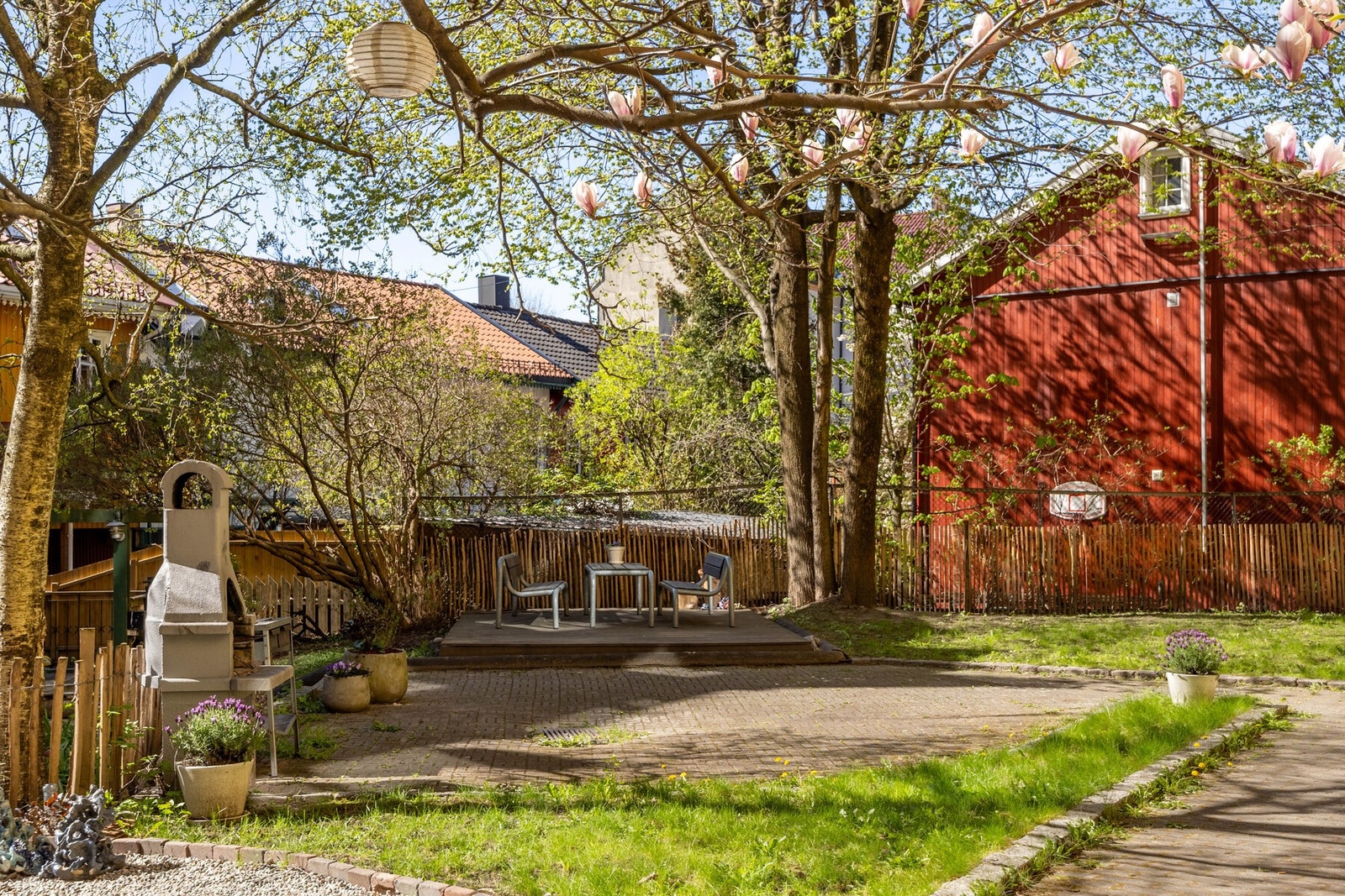 Hyggelig felles bakgård opparbeidet med grill og sitteplass. Galleribilde