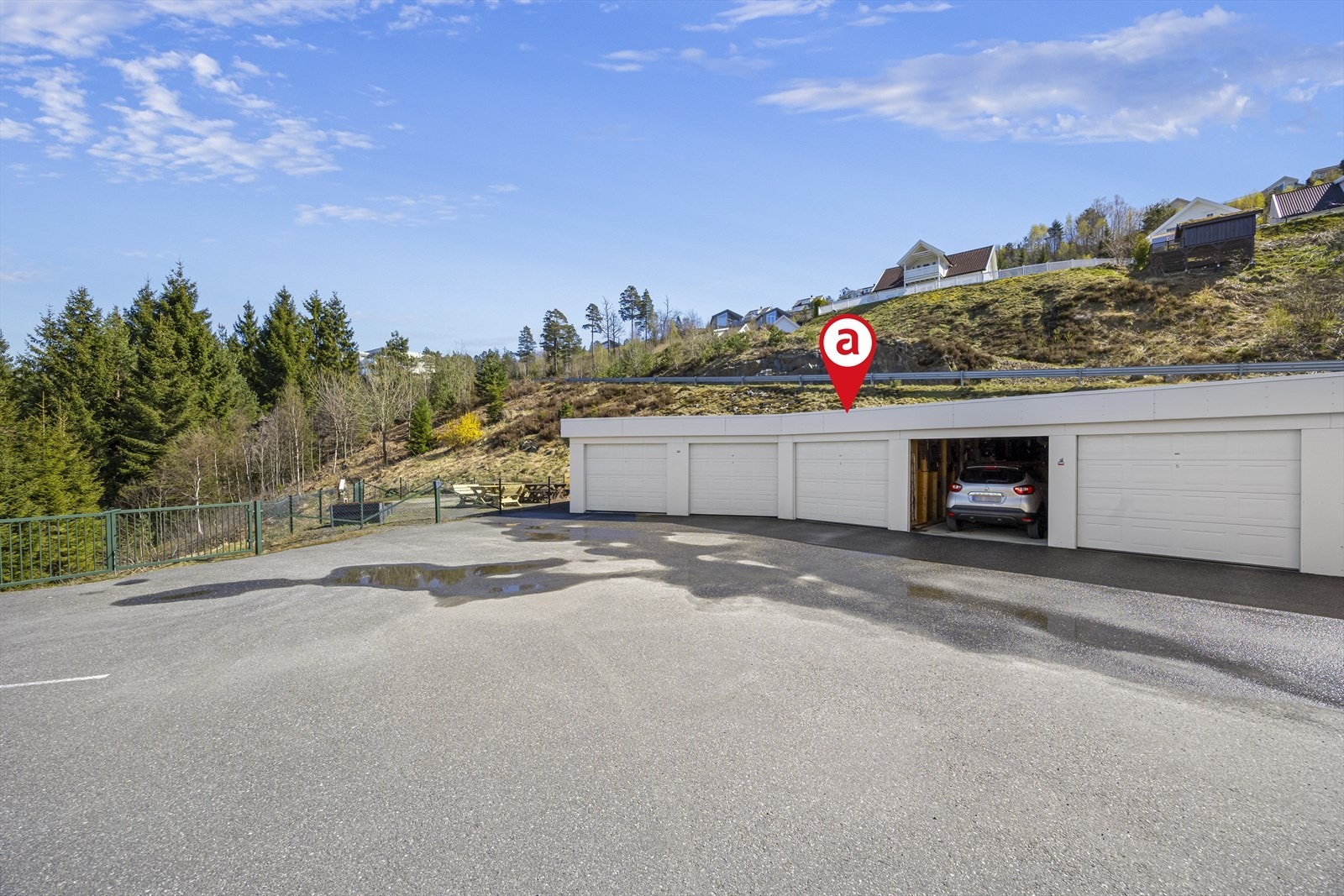 Felles garasjeanlegg fra 2014 med tilhørende garasje til leiligheten som selges. Galleribilde