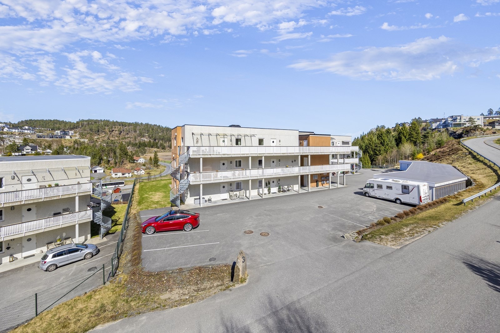 Osetoppen tre med godt med parkeringsplasser til gjester. Galleribilde