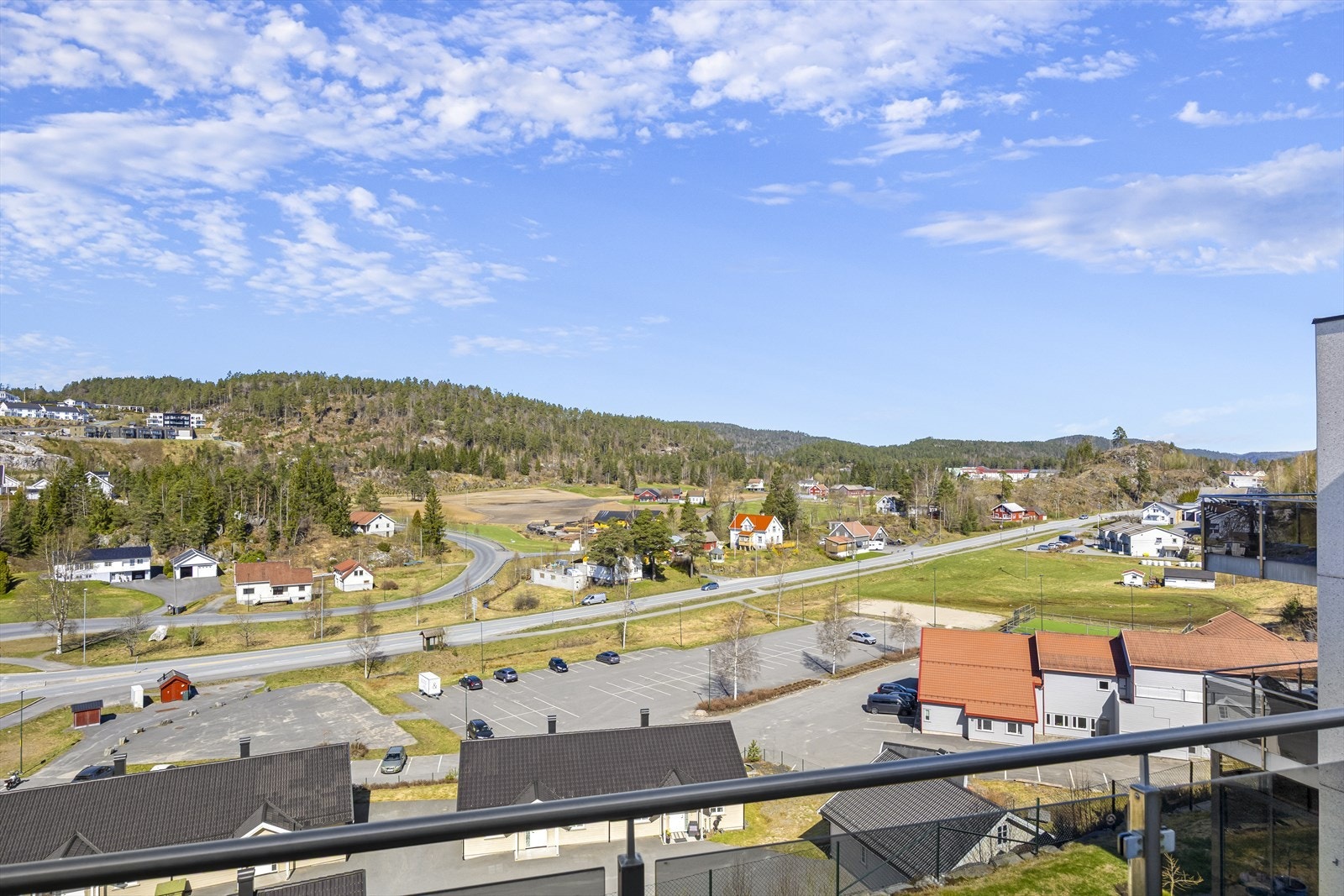 Terrassen gir utsikt over nærliggende områder. Sen kveldssol. Galleribilde