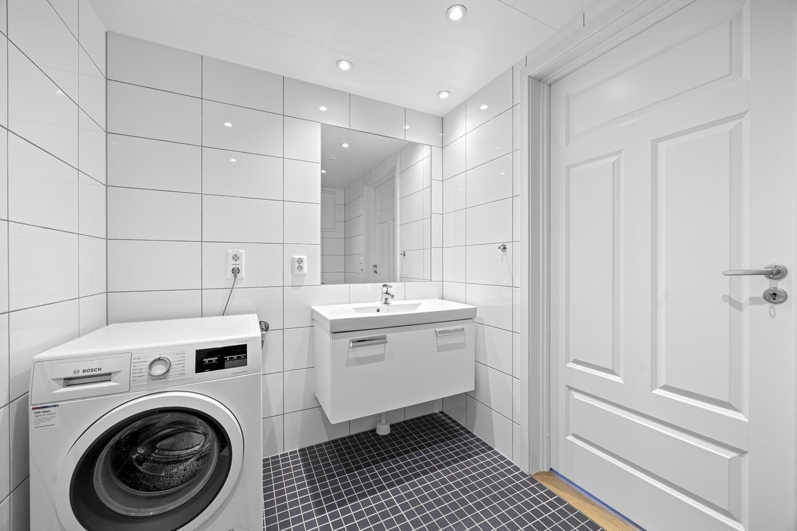Baderommet har flislagte vegger og gulv samt opplegg for vaskemaskin. Varmekabler i gulv og downlights i tak. Galleribilde