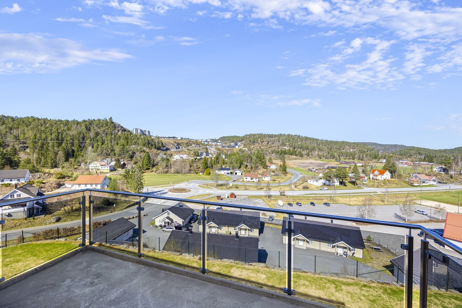 Balkong utført i betong, med glassrekkverk. God plass til utemøblering. På balkongen er det ettermiddags- og kveldssol til sene kvelden. Galleribilde