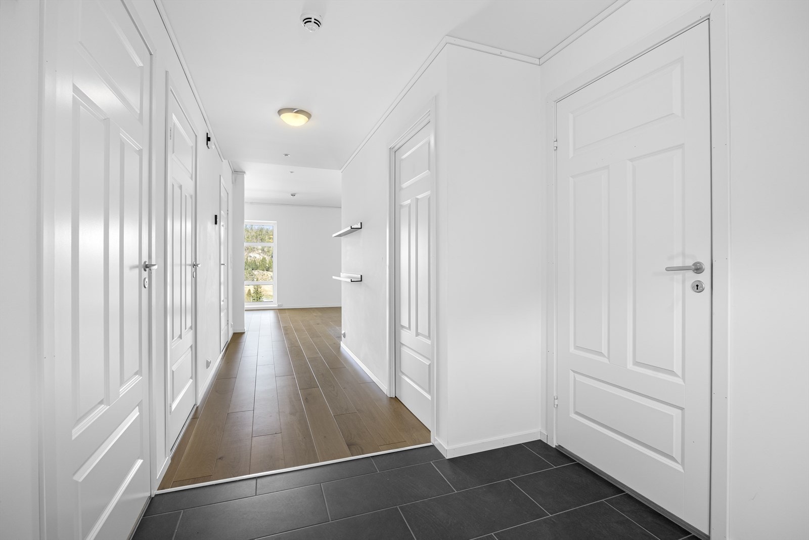 Fra entréen er det tilgang til øvrige rom i boligen via praktisk planløsning. Galleribilde