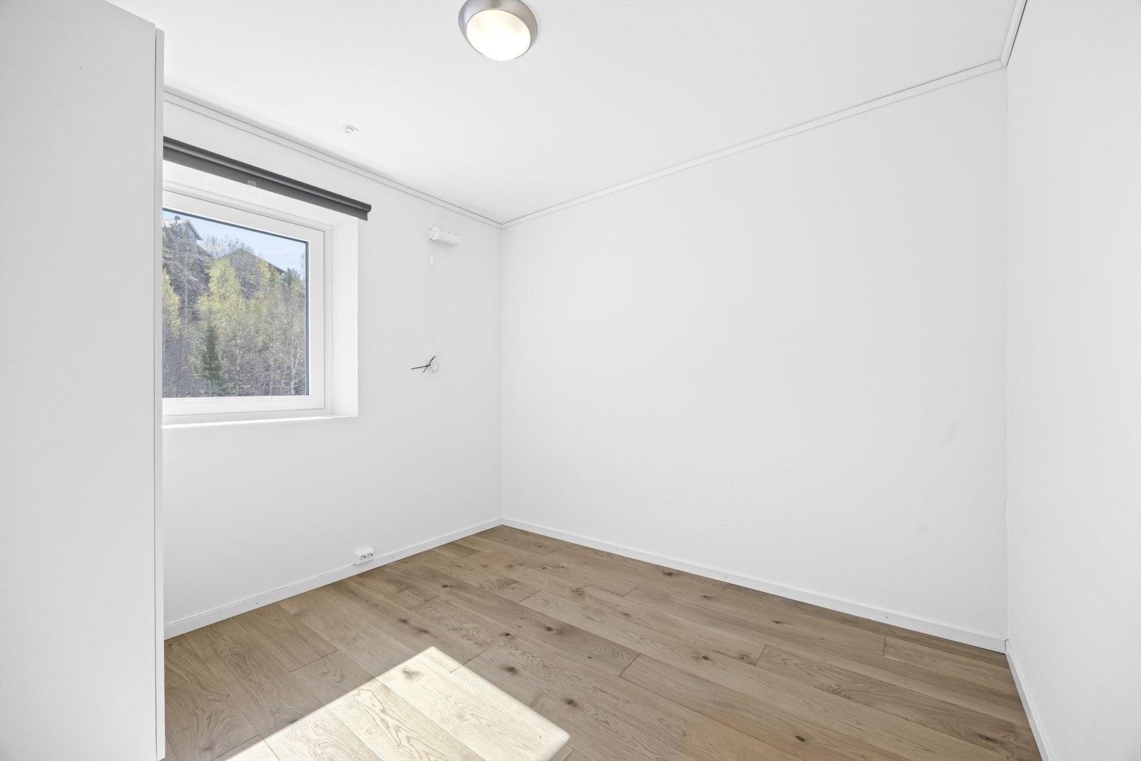 Garderobeløsning med skyvedører er praktisk og plassbesparende. Galleribilde