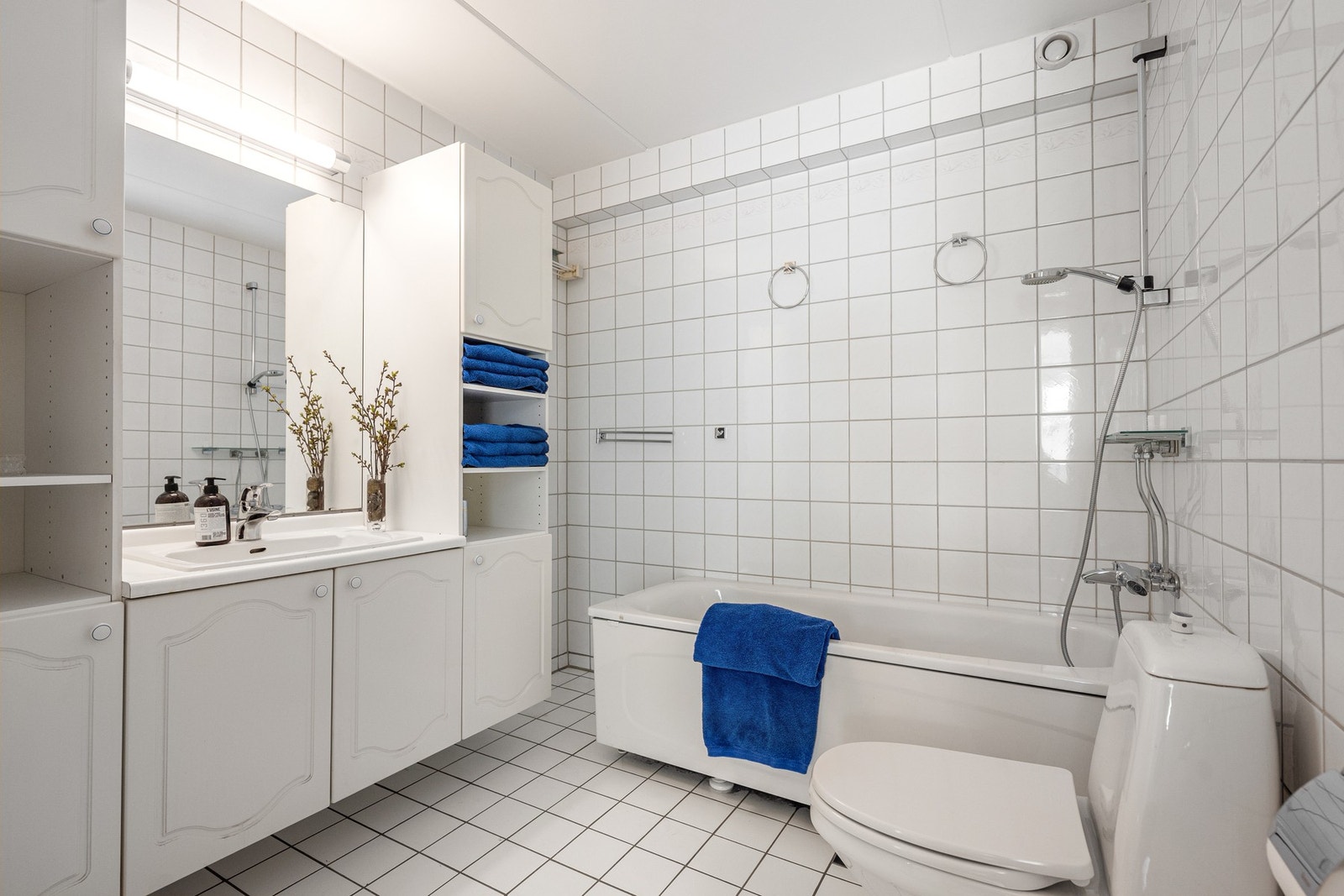 Det er 2 flislagte bad med gulvvarme Galleribilde