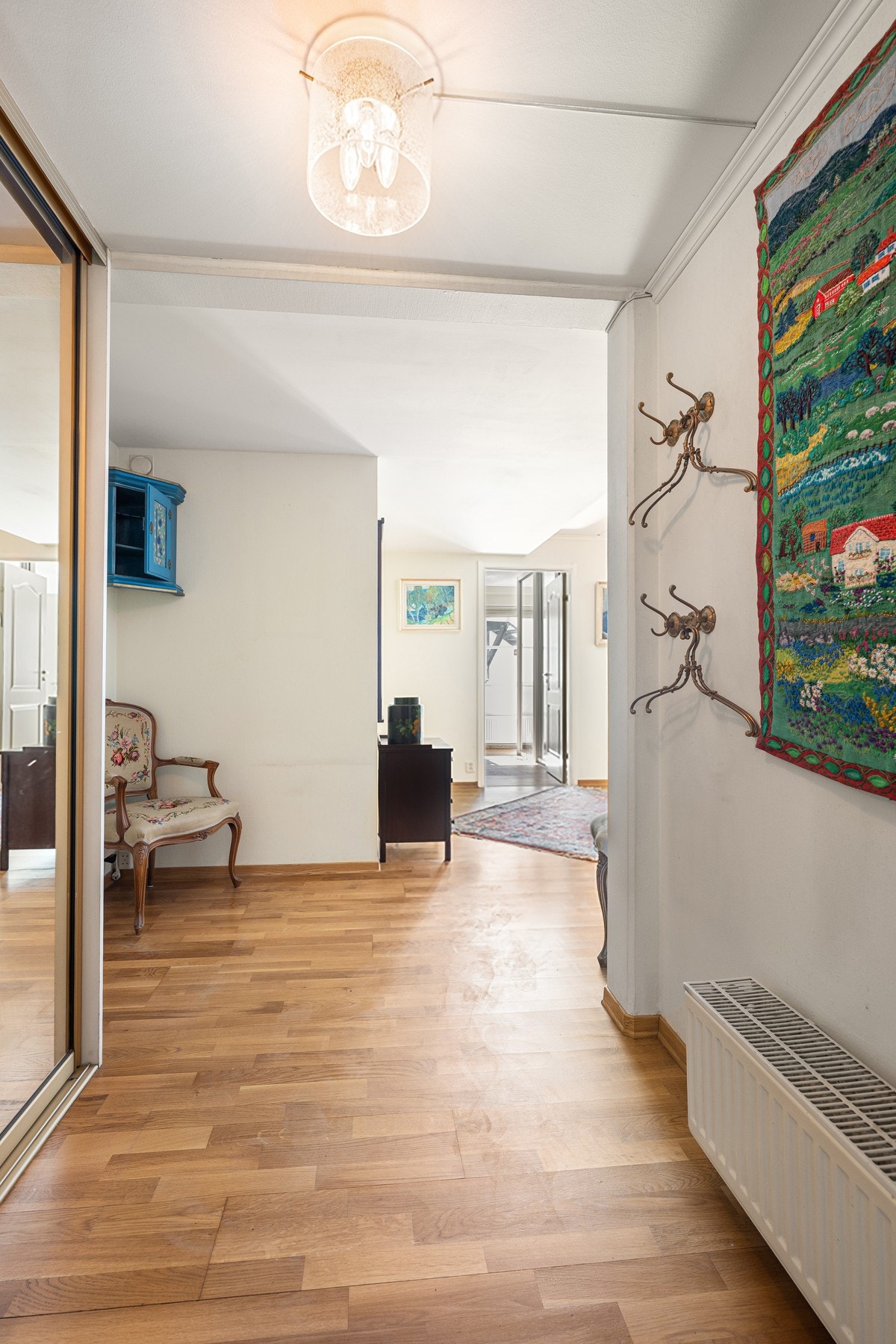 Entre med garderobe - mot innvendig bod Galleribilde