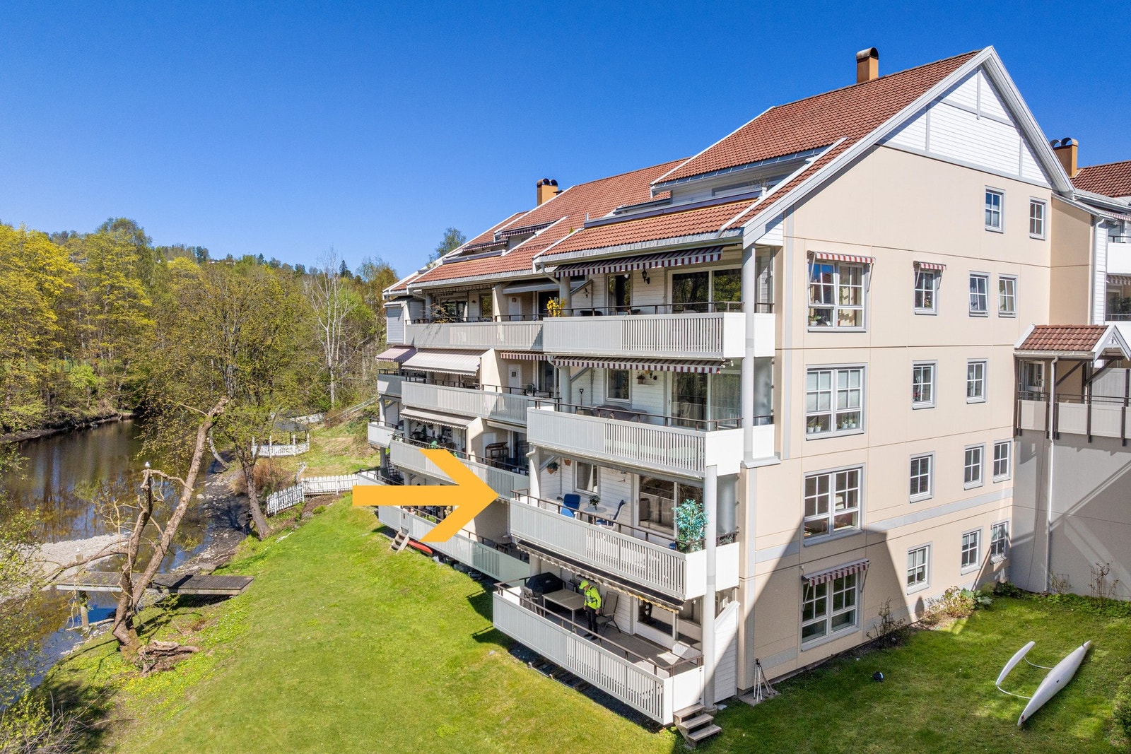 Romslig hjørneleilighet med vinduer på to sider Galleribilde