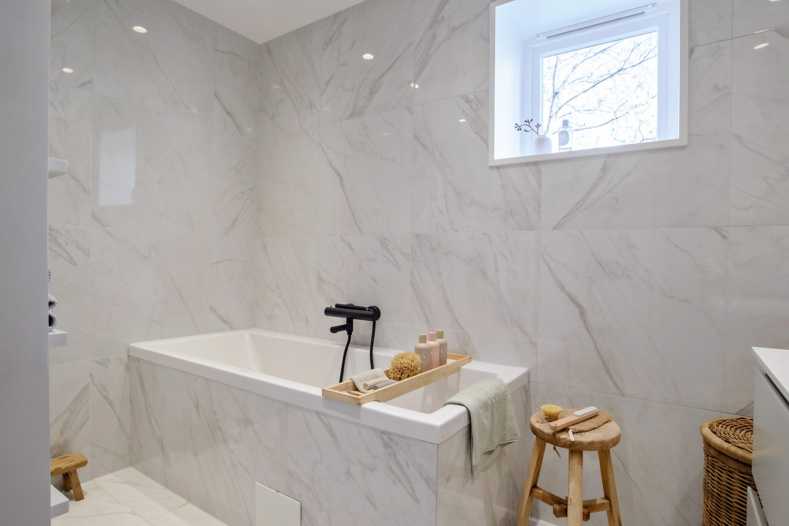 Med dagslys inn via vinduet og innebygd badekar. Galleribilde