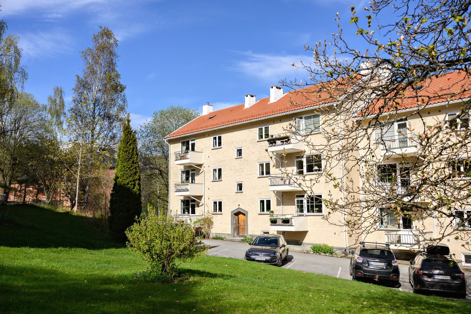 Parkeringsplassene disponeres av sameiere og deres gjester. Galleribilde