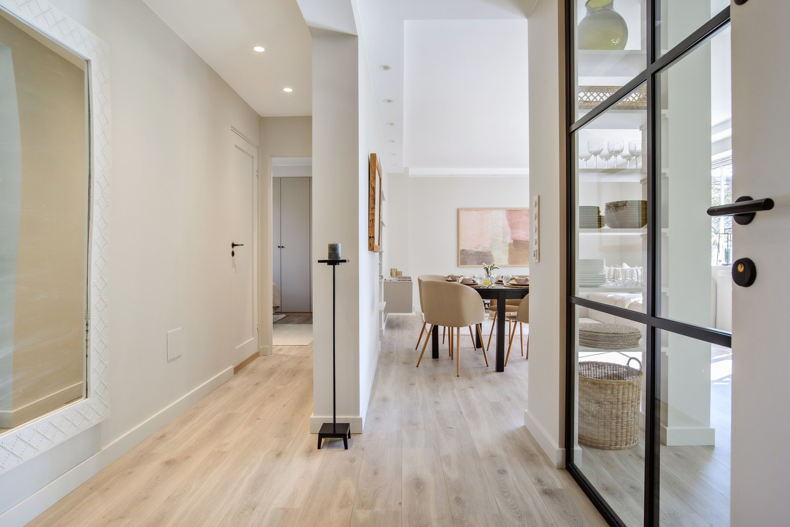 Videre innover finnes to svale og store soverom, badet og en innvendig bod. Galleribilde