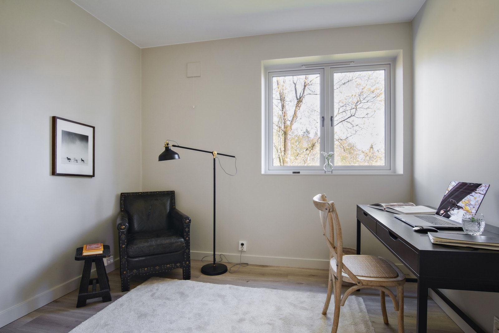 Rommet er kvadratisk og lett og innrede - Lyst og romslig. Galleribilde