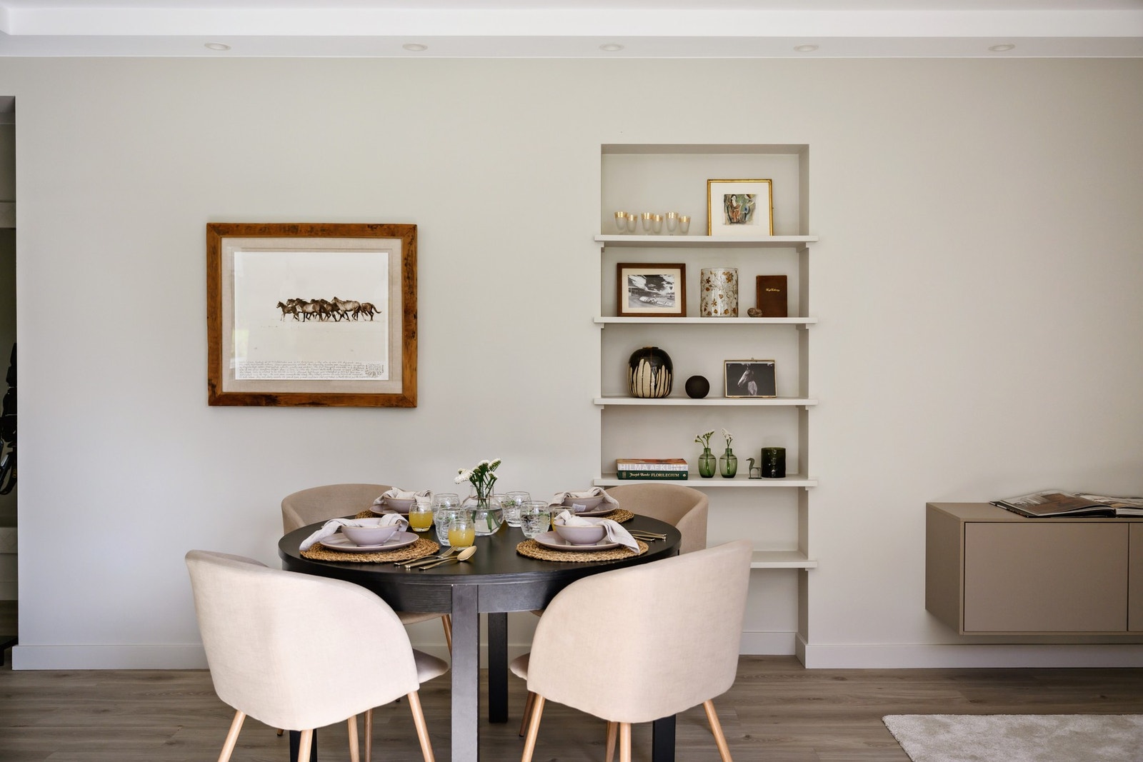 Det er montert lyskasser med downlights og dimmer i flere rom. Galleribilde