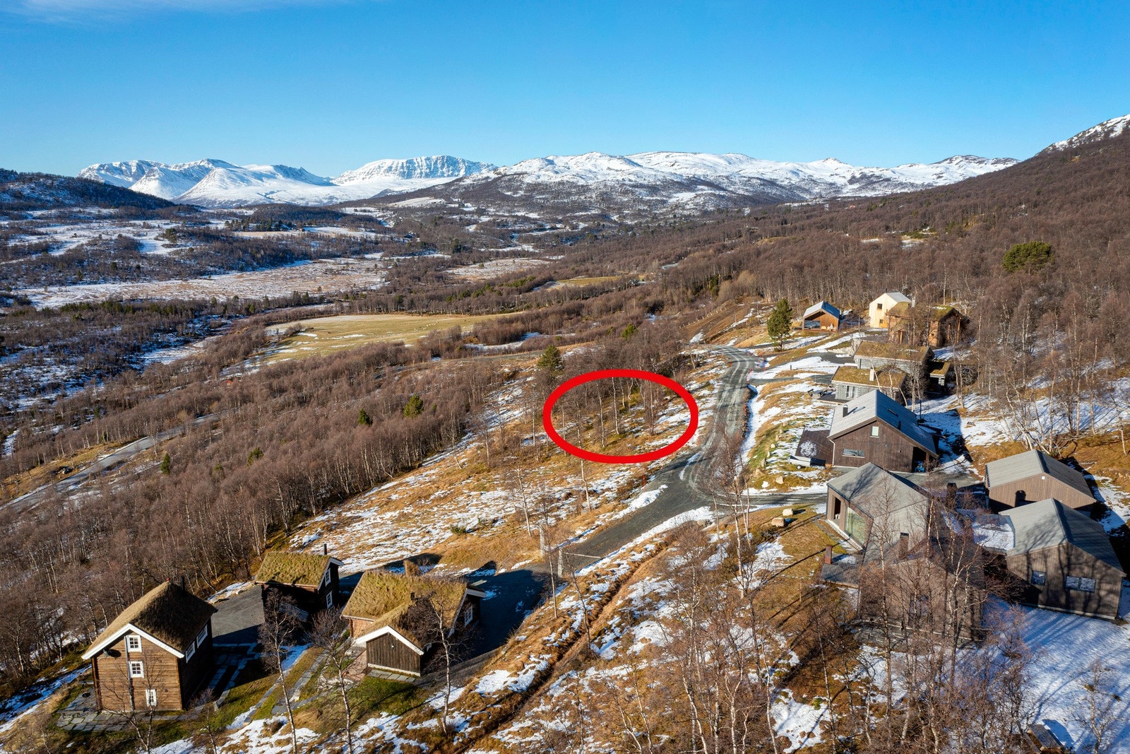 Eiendommen ligger på vei opp mot Skarvannet ca 10-12 min kjøring til Oppdal sentrum. Galleribilde
